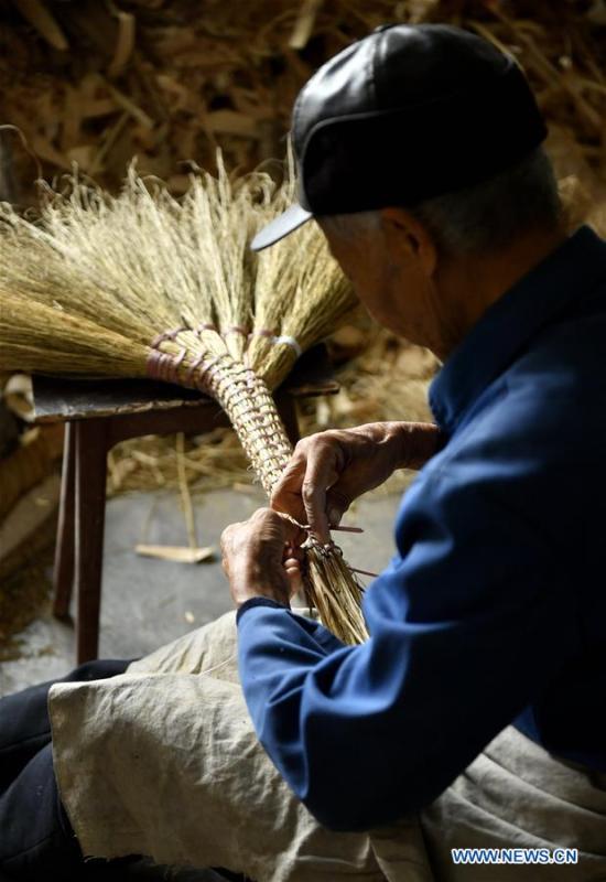 Yang Hanlin makes a broomstick in Sanhegou Village of Xuan\'en County, Enshi Tujia and Miao Autonomous Prefecture, central China\'s Hubei Province, Oct. 7, 2018. An 81-year-old local artisan, Yang Hanlin has committed himself to the making of broomsticks for decades. Produced under a set of strict standards, Yang\'s broomsticks are known for their durability. Over the years, Yang has set up a few more workshops to involve local villagers in the broomstick production as a means to raise their income levels. (Xinhua/Song Wen)