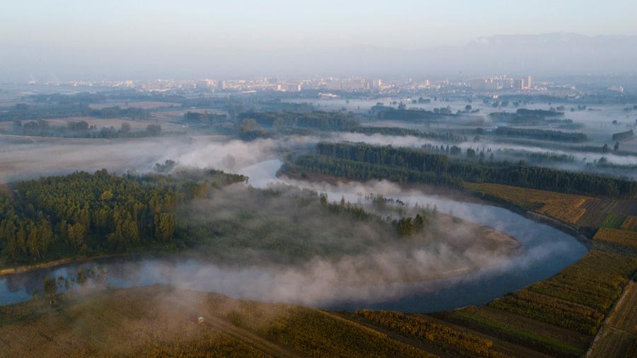 <?php echo strip_tags(addslashes(The Fenhe River in Jishan county, Shanxi Province, shrouded in mist looks like a picturesque Chinese ink painting. (Photo by Yang Dexin/for chinadaily.com.cn))) ?>