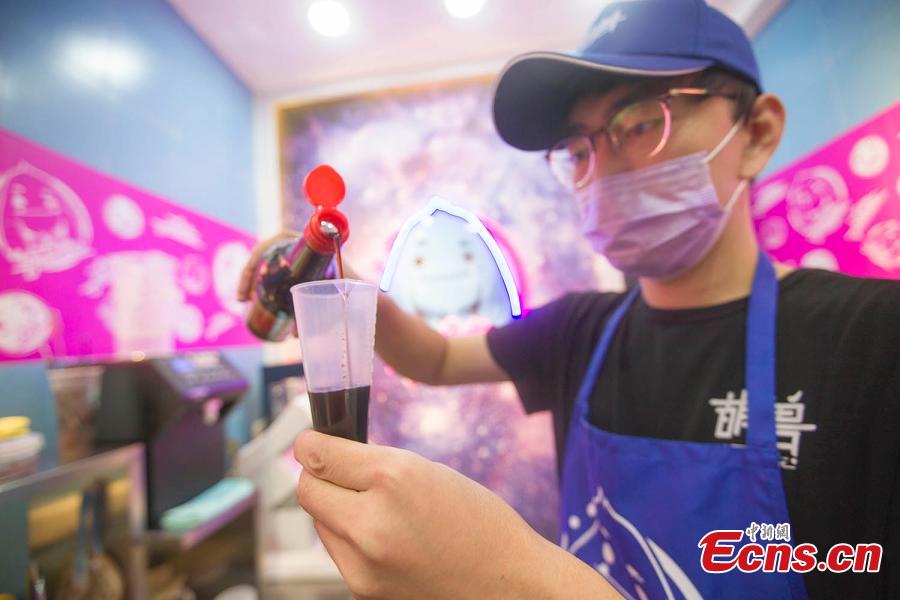 A man shows how to make ice cream flavored with mature vinegar in Taiyuan, capital of north China\'s Shanxi Province, October 9, 2018. (Photo: China News Service/ Zhang Yun)