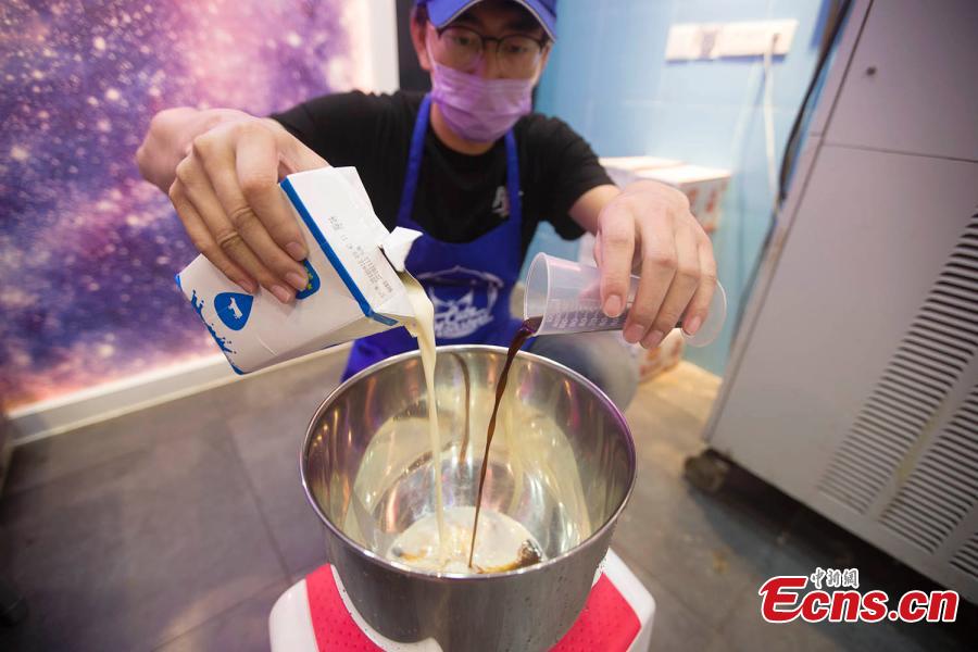 A man shows how to make ice cream flavored with mature vinegar in Taiyuan, capital of north China\'s Shanxi Province, October 9, 2018. (Photo: China News Service/ Zhang Yun)