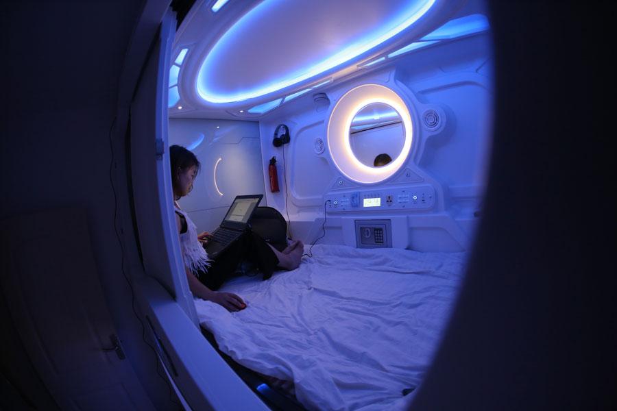 A smart capsule hotel recently opened in Changchun, capital of Northeast China\'s Jilin Province. Each room shaped like a white space capsule can accommodate one person and is well equipped. The first of its kind in the city, the hotel has been attracting many youths who want to experience this kind of lodging. (Photo by Bai Shi for chinadaily.com.cn)