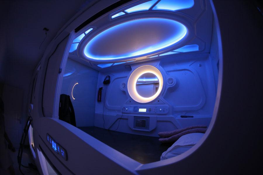A smart capsule hotel recently opened in Changchun, capital of Northeast China\'s Jilin Province. Each room shaped like a white space capsule can accommodate one person and is well equipped. The first of its kind in the city, the hotel has been attracting many youths who want to experience this kind of lodging. (Photo by Bai Shi for chinadaily.com.cn)