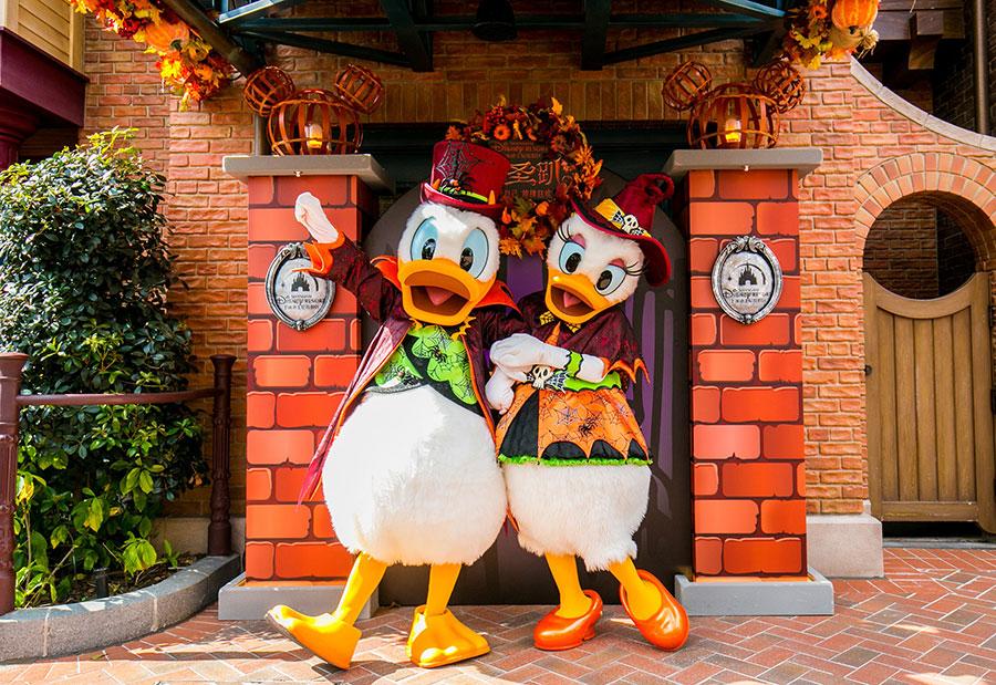 This fall, spooky fun and entertainment can be found all over Shanghai Disney Resort as the Halloween season returns in full force. Until Nov. 4, guests can find mysterious events, special parties, Halloween-themed treats, decorations, and more, with many not-so-scary surprises designed to help guests experience the magic of the season. (Photo provided to China Daily)
