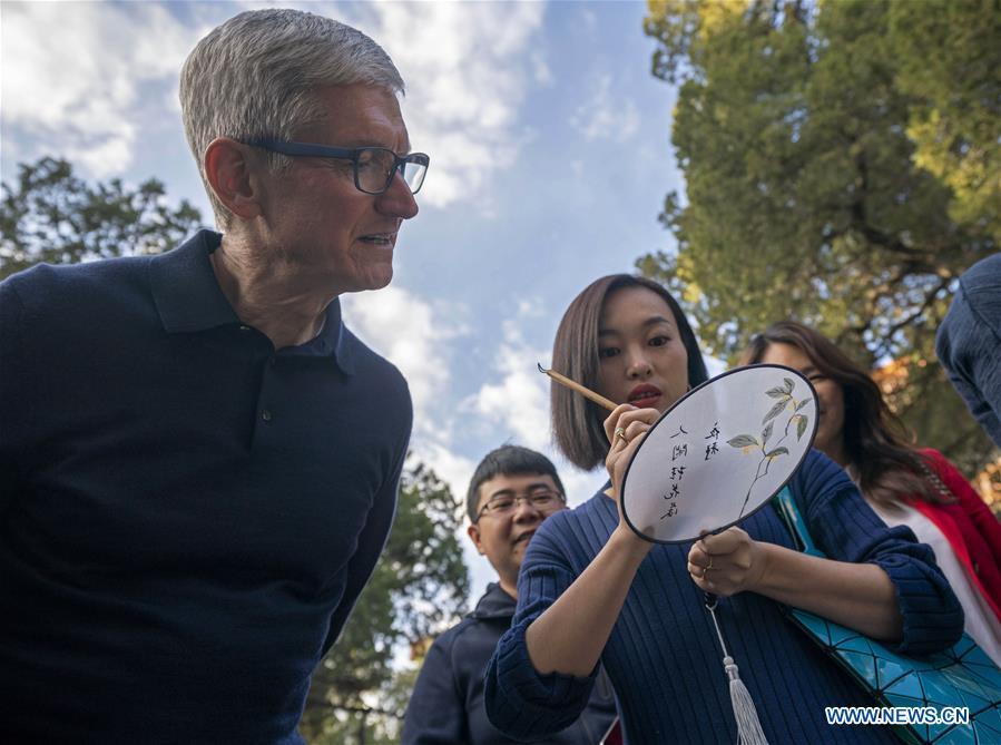 <?php echo strip_tags(addslashes(Apple's CEO Tim Cook looks at a woman writing calligraphy on a fan at Beijing Confucian Temple in Beijing, capital of China, on Oct. 10, 2018. Cook paid a visit to Beijing Confucian Temple and the Imperial College on Wednesday. (Xinhua/Cai Yang))) ?>
