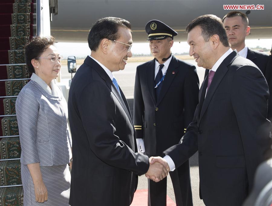Chinese Premier Li Keqiang is welcomed by Tajik Prime Minister Kokhir Rasulzoda upon his arrival at the Dushanbe international airport in Dushanbe, Tajikistan, Oct. 11, 2018. Li Keqiang arrived here on Thursday for an annual meeting of heads of government of the Shanghai Cooperation Organization member states and an official visit to Tajikistan. (Xinhua/Huang Jingwen)