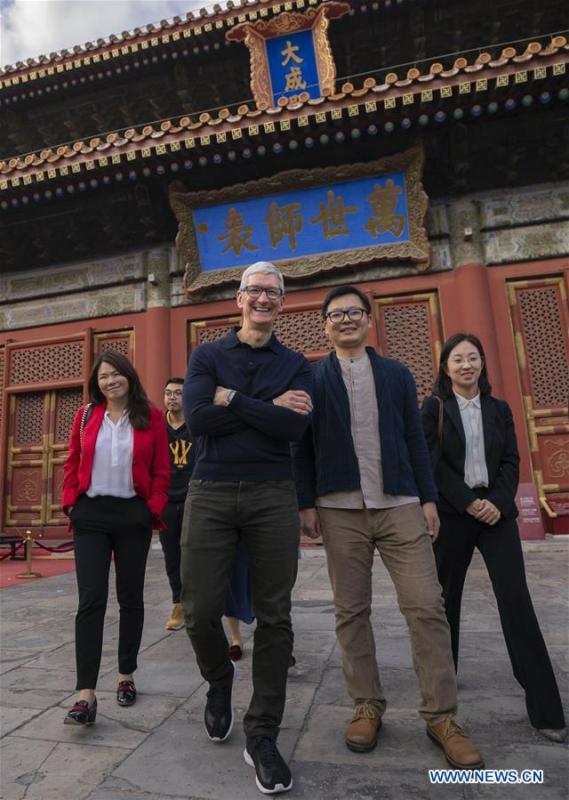 <?php echo strip_tags(addslashes(Apple's CEO Tim Cook and Qu Zhangcai (2nd R), one of the founders of Xichuangzhu APP, visit Beijing Confucian Temple in Beijing, capital of China, on Oct. 10, 2018. Cook paid a visit to Beijing Confucian Temple and the Imperial College on Wednesday. (Xinhua/Cai Yang))) ?>