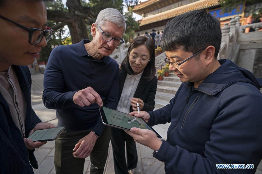 <?php echo strip_tags(addslashes(Liu Zhipeng (1st R), one of the founders of Xichuangzhu APP, shows Apple's CEO Tim Cook (2nd L) how to write calligraphy on iPad with Apple Pencil at Beijing Confucian Temple in Beijing, capital of China, on Oct. 10, 2018. Cook paid a visit to Beijing Confucian Temple and the Imperial College on Wednesday. (Xinhua/Cai Yang))) ?>