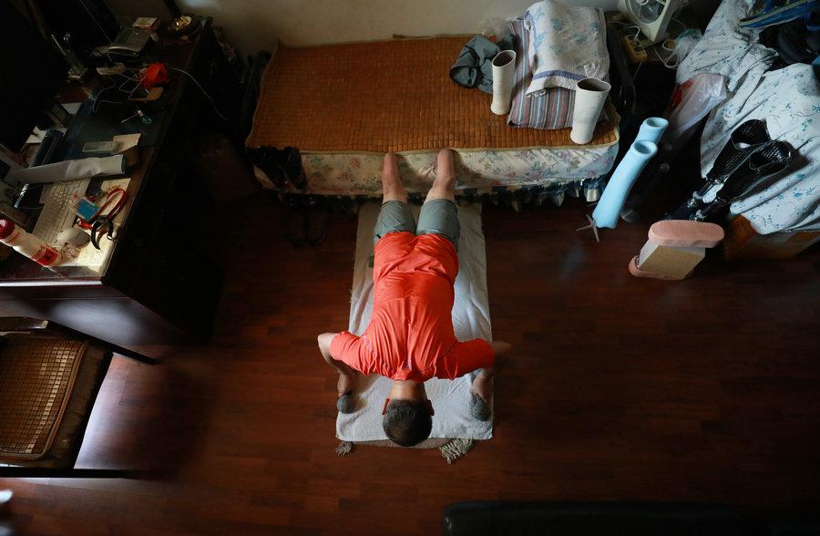 <?php echo strip_tags(addslashes(Xia practices push-ups at home. (Photo/China Daily)

<p>