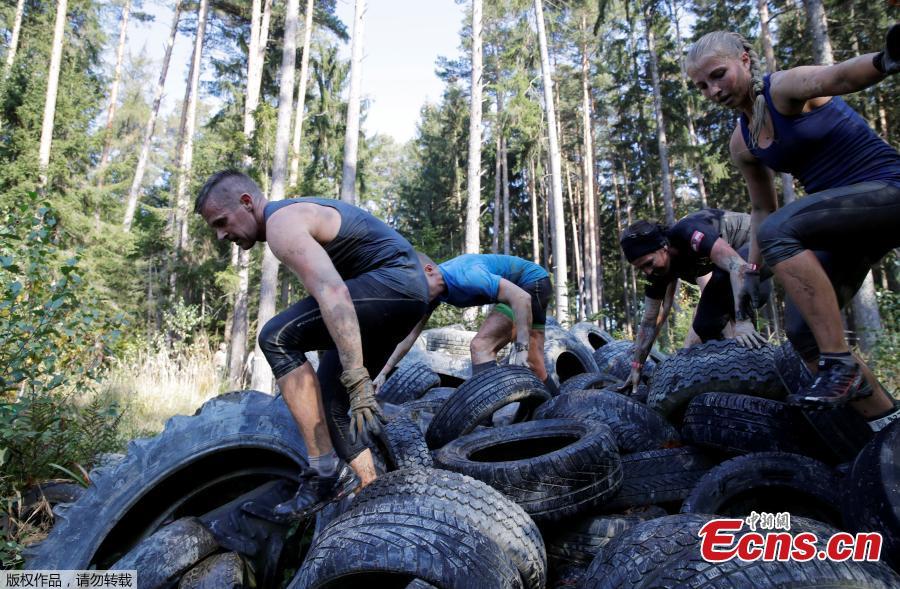 Participants compete during the \'Wild Boar Dirt Run\' (Wildsau Dirt Run) near Brand-Laaben, Austria, October 13, 2018. People took part in a hard obstacle course in three distances 5, 10 and 20 kilometers. (Photo/Agencies)