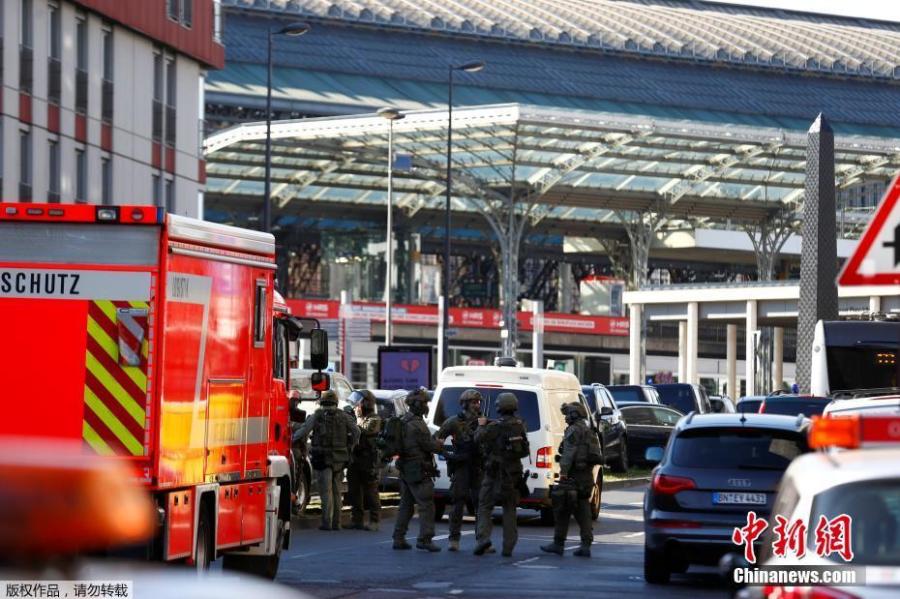 German special police walk near the main train station in Cologne, Germany, October 15, 2018, after the train station was closed after hostage-taking. German police have caught a suspected hostage-taker at Cologne’s main train station and freed the hostage, police said on Twitter. (Photo/Agencies)