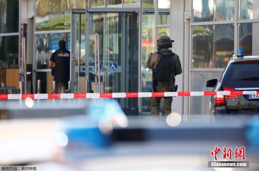 German special police walk near the main train station in Cologne, Germany, October 15, 2018, after the train station was closed after hostage-taking. German police have caught a suspected hostage-taker at Cologne’s main train station and freed the hostage, police said on Twitter. (Photo/Agencies)