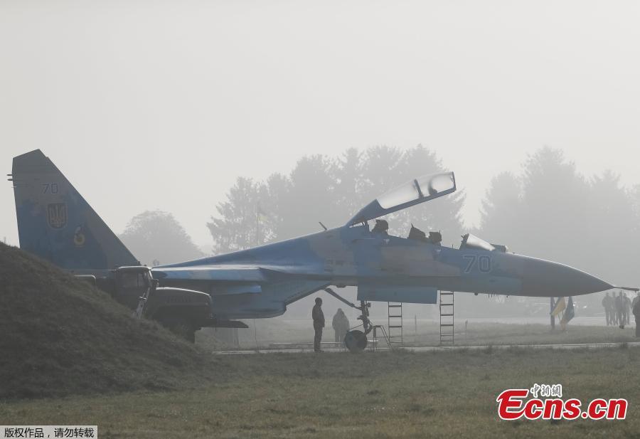 A Ukrainian serviceman stands under Su-27 fighter jet before the Clear Sky 2018 multinational military drills at Starokostiantyniv Air Base in Khmelnytskyi Region, Ukraine, October 12, 2018. A U.S. pilot was among two crew who died when a Ukrainian Su-27 air force fighter crashed during a training flight on Tuesday, the U.S. military said. (Photo/Agencies)