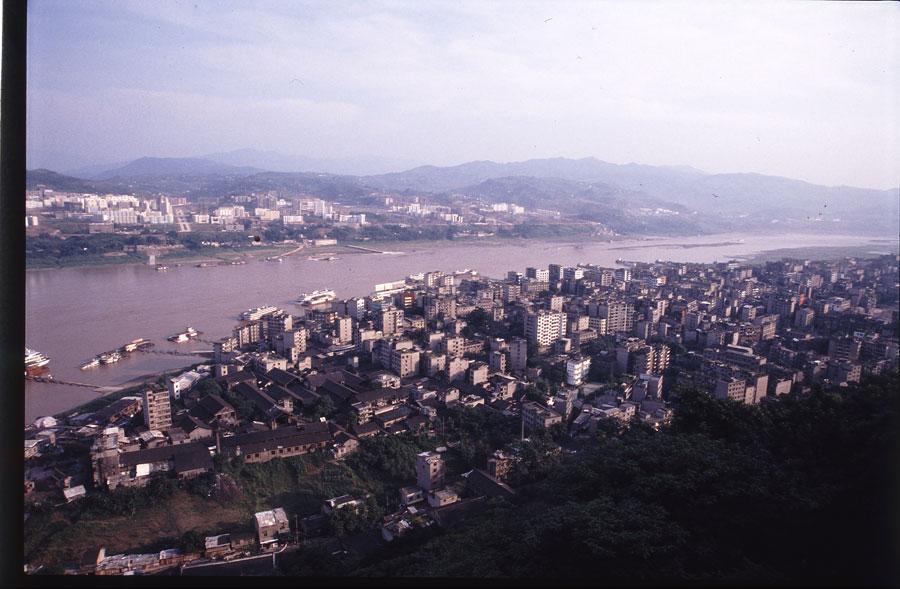 Zheng Ruishun, 78, an amateur photographer in Fengdu county in Chongqing, has been recording the changes in his hometown since China\'s reform and opening up in 1978. (Photo provided to chinadaily.com.cn)