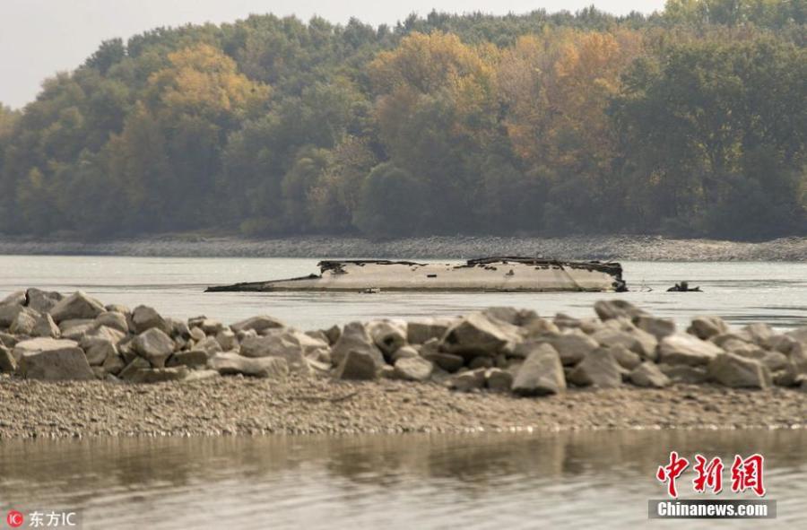 The remains of a sunken World War II ship is temporarily exposed by the low water level of the River Danube near Vamosszabadi, 129 kilometers northwest from Budapest, Hungary, Oct. 16, 2018. Due to the heat wave and lack of rainfall in the past period, the water level of the River Danube sank significantly in the region.(Photo/Agencies)
