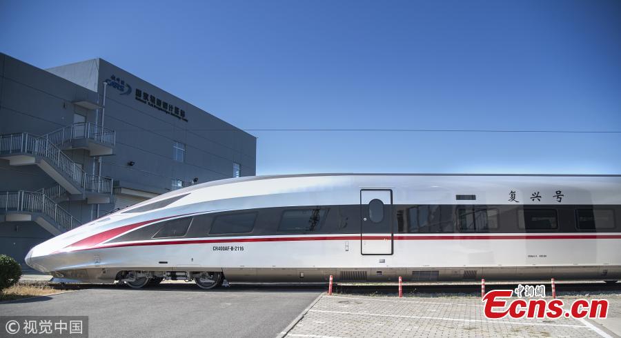 An extended version of the Fuxing bullet train at the China National Railway Test Center in Beijing. With a design speed of 350 kilometers per hour, the new train is 439.8 meters long with 17 carriages, which can carry 1,283 passengers. It will be put into use on the Beijing-Shanghai high-speed railway next year. (Photo/VCG)