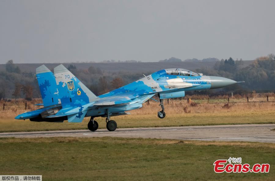 A Ukrainian Su-27 fighter jet lands during the Clear Sky 2018 multinational military drills at Starokostiantyniv Air Base in Khmelnytskyi Region, Ukraine, October 12, 2018. A U.S. pilot was among two crew who died when a Ukrainian Su-27 air force fighter crashed during a training flight on Tuesday, the U.S. military said. (Photo/Agencies)