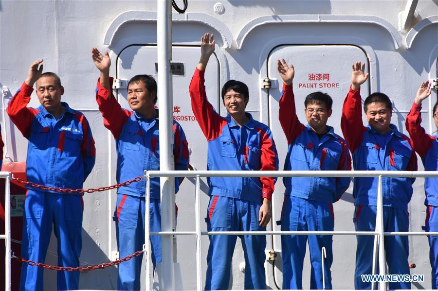 <?php echo strip_tags(addslashes(Scientists of the expedition greet the welcoming crowd after returning to the home port in Sanya, south China's Hainan Province, Oct. 16, 2018. A team of 59 Chinese researchers returned Tuesday to Sanya from the Mariana Trench after completing a 54-day, 7,292-nautical-mile deep-sea research mission. (Xinhua/Liu Deng))) ?>