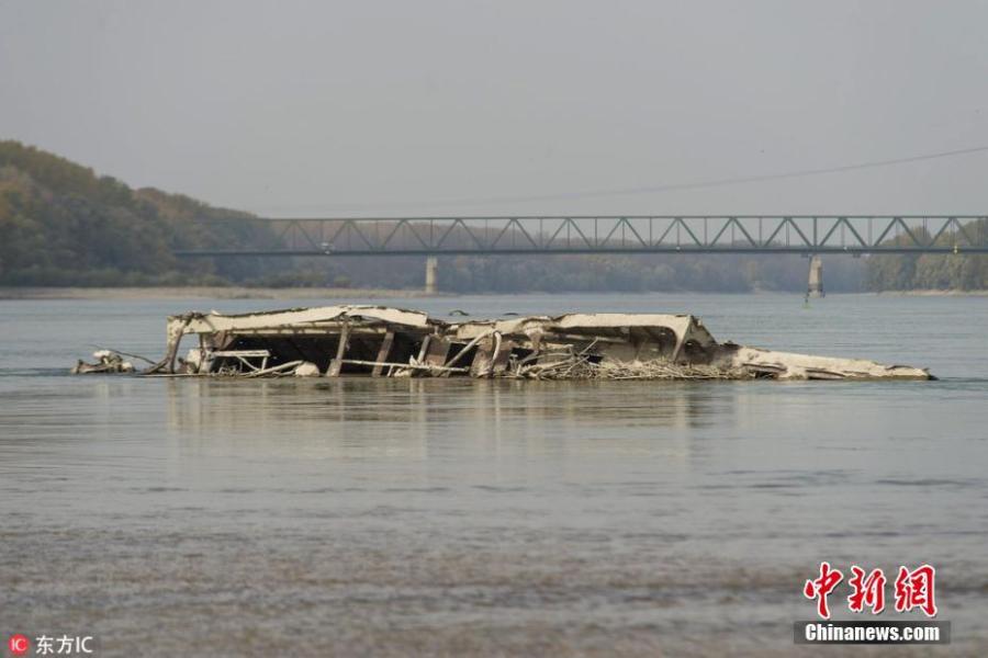 The remains of a sunken World War II ship is temporarily exposed by the low water level of the River Danube near Vamosszabadi, 129 kilometers northwest from Budapest, Hungary, Oct. 16, 2018. Due to the heat wave and lack of rainfall in the past period, the water level of the River Danube sank significantly in the region.(Photo/Agencies)