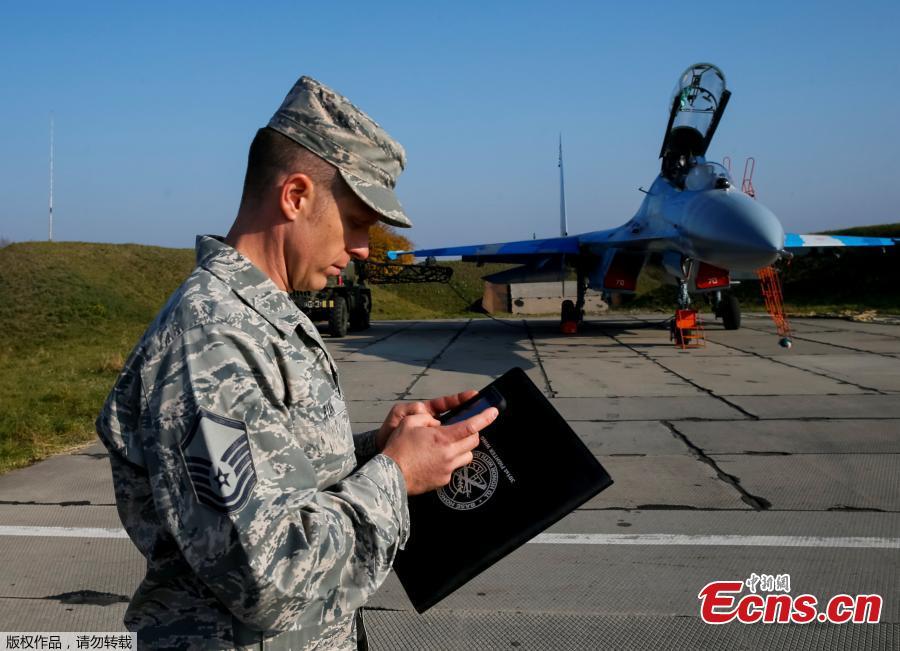 A serviceman of the U.S. Army stands in front of a Ukrainian Su-27 fighter jet during the Clear Sky 2018 multinational military drills at Starokostiantyniv Air Base in Khmelnytskyi Region, Ukraine, October 12, 2018. A U.S. pilot was among two crew who died when a Ukrainian Su-27 air force fighter crashed during a training flight on Tuesday, the U.S. military said. (Photo/Agencies)