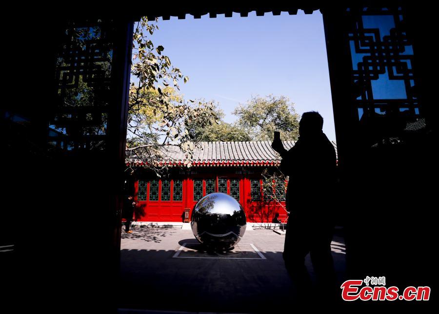 The Beijing Hutong Museum, located at No. 77 Dongsi Sitiao in Beijing, opens on Oct. 18, 2018. The museum covers an area of 1,023 square meters and is inside a typical traditional Siheyuan, a courtyard surrounded by buildings on all four sides. The museum\'s exhibits, some collected from local residents, show the history, culture and traditions of the Dongsi residents. A hutong is a type of narrow street or alley formed by lines of traditional courtyard residences. (Photo: China News Service/Du Yang)