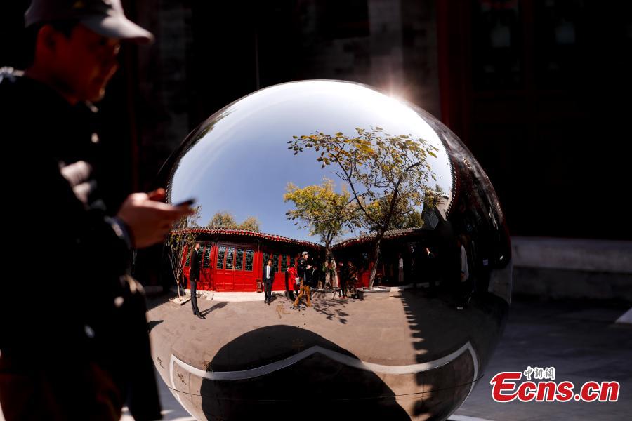 The Beijing Hutong Museum, located at No. 77 Dongsi Sitiao in Beijing, opens on Oct. 18, 2018. The museum covers an area of 1,023 square meters and is inside a typical traditional Siheyuan, a courtyard surrounded by buildings on all four sides. The museum\'s exhibits, some collected from local residents, show the history, culture and traditions of the Dongsi residents. A hutong is a type of narrow street or alley formed by lines of traditional courtyard residences. (Photo: China News Service/Du Yang)