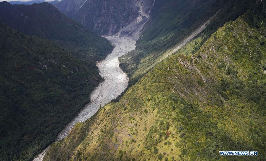 Aerial photo taken on Oct. 18, 2018 shows the dried-out lower reaches of the Yarlung Tsangpo River in Menling County, southwest China\'s Tibet Autonomous Region. More than 6,000 people have been evacuated after a barrier lake formed following a landslide in the Yarlung Tsangpo River in southwest China\'s Tibet Autonomous Region, local authorities said Thursday. According to the local disaster relief headquarters, the landslide struck during the early hours of Wednesday near a village in Menling County, blocking the river\'s waterway. The amounts of water in the lake has surpassed 300 million cubic meters. No casualties have been reported. Authorities in Tibet have launched an emergency response, monitoring the lake\'s water level, evacuating local residents and sending relief supplies to the disaster-hit areas. (Xinhua/Purbu Zhaxi)