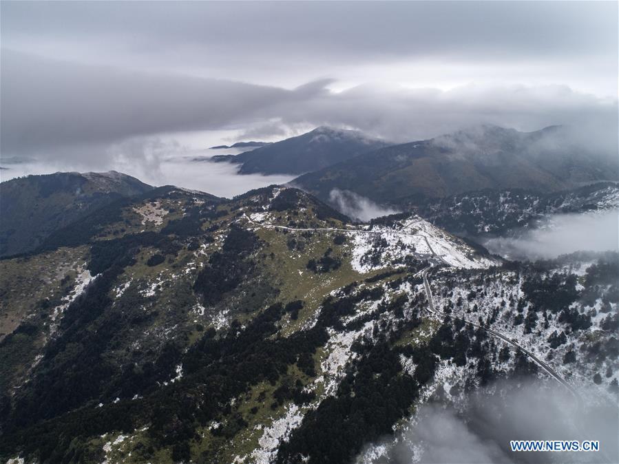 Aerial photo taken on Oct. 20, 2018 shows the Shennongding Scenic Area covered in clouds in Shennongjia Forestry District, central China\'s Hubei Province. (Xinhua/Du Huaju)