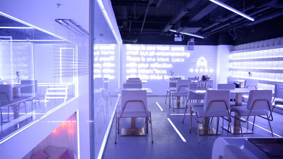 Dramatic lights that change colors and a white minimalist interior give the feeling of a laboratory environment. (Photo/CGTN)
Blank Lab, located on Sanlitun\'s China Red Street, is a typical example. The moment you step inside this inconspicuous store, you will feel as if you\'ve just been transported into a futuristic laboratory by a time machine. The fluorescent lighting throughout the entire shop keeps changing colors, leading you into a mysterious experimental zone that appears to be straight out of the latest sci-fi thriller. Blank Lab became an instant destination for youngsters to have their pictures taken and posted on various social media platforms like Instagram or WeChat.