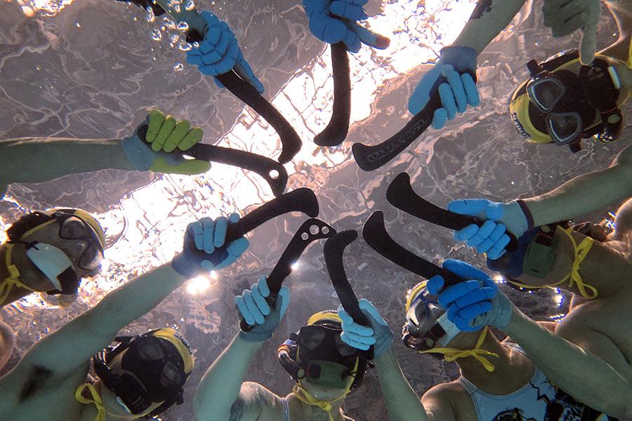 A team of players comes together for a pregame huddle. (Photo provided to China Daily)

The newly founded Trigger Underwater Hockey Club has over 200 members, ages 13 to 68, from all walks of life.

Chen Manzhi, 27, started to play underwater hockey in March and is now one of the club\'s top players.

\