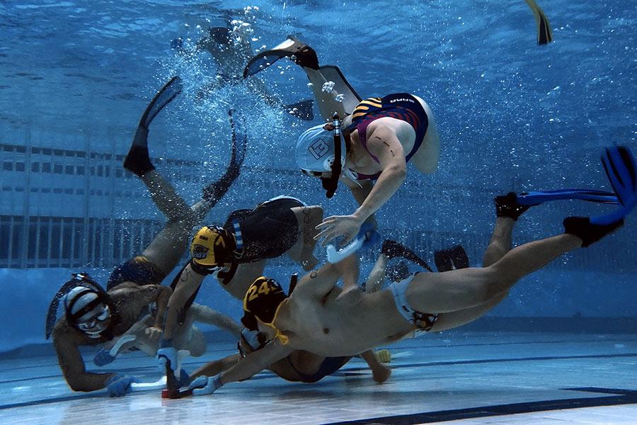 Players compete in an underwater hockey game in Chongqing. (Photo provided to China Daily)

Underwater hockey, a sport most Chinese have never heard of, is becoming popular among swimmers and divers in a dozen big cities, including Beijing, Shanghai and Guangzhou.

Players wear diving masks, snorkels and fins, and carry a short stick in one hand for playing the puck in a swimming pool. Two teams of up to 10 players compete, with six players in each team in play at any one time. In club matches, two of the six must be women.

The sport originated in England in 1954 when a group of divers wanted to keep active in the cold winter months. It is now a worldwide sport, mainly played in the United Kingdom, Australia, Canada, France, the Netherlands, New Zealand, South Africa and the United States.

In China, the sport was originally played by foreign expats and young Chinese who had returned from overseas. Later, more Chinese swimmers started to join in.

There are now two underwater hockey clubs in Chongqing, a metropolis in southwestern China, with the first one formed last year and the second one this year.