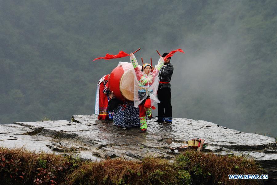 Performers stage a drum dance of the Miao ethnic group at the Dehang scenic area in Jishou in the Tujia and Miao Autonomous Prefecture of Xiangxi, central China\'s Hunan Province, Oct. 20, 2018. (Xinhua/Yao Fang)