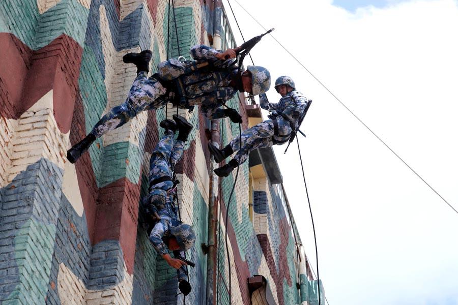 The Marine Corps special combat team carry out building climbing training. (PHOTO/CHINA DAILY)