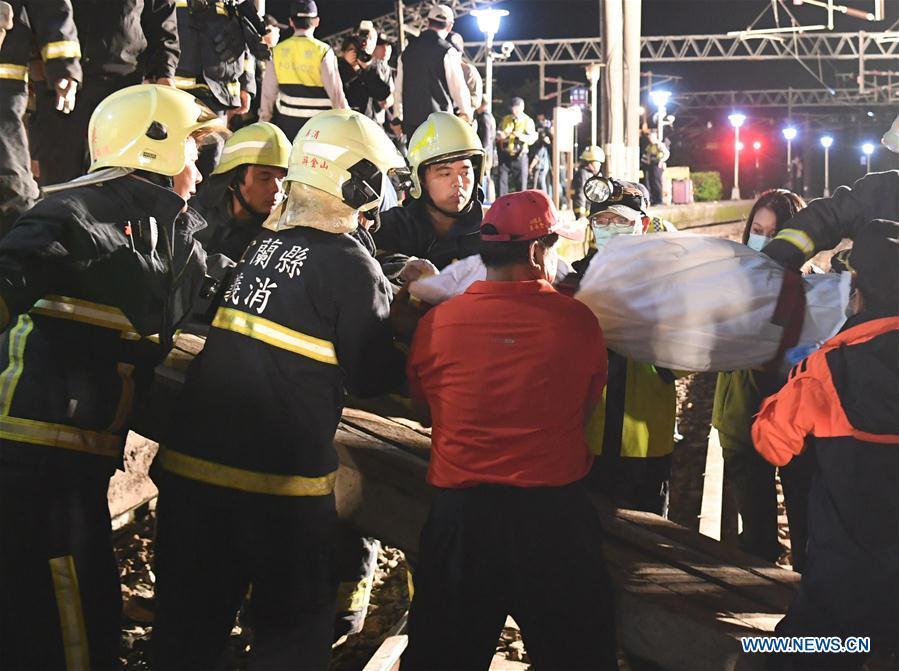 Rescuers work at the train derailment site in Yilan County, southeast China\'s Taiwan, Oct. 21, 2018.  (Xinhua/Jin Liangkuai)
