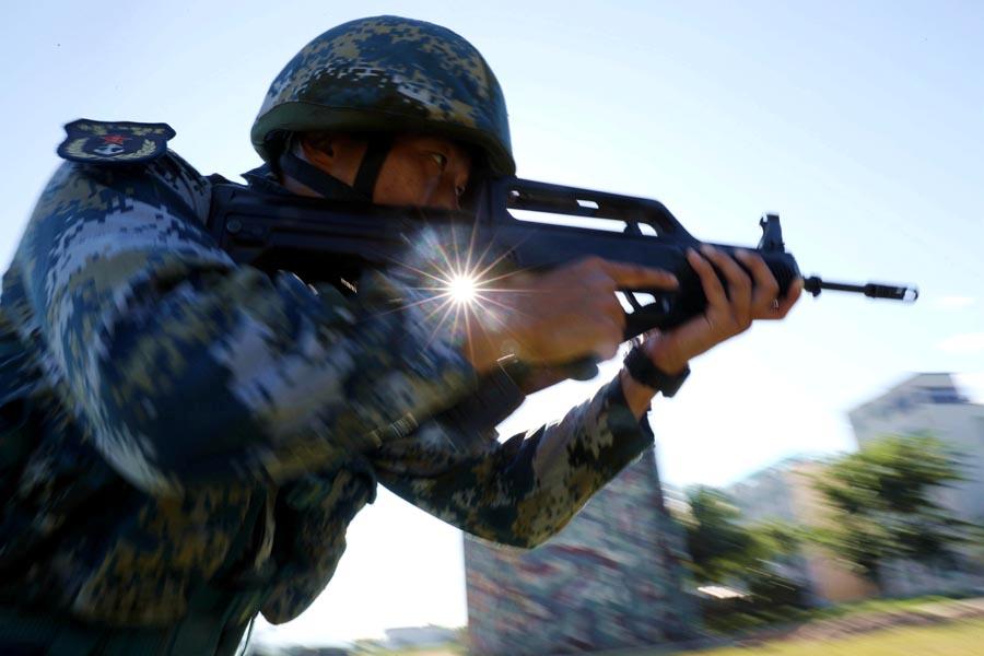 Marine Corps special combat team conduct cabin search and rescue training. (PHOTO/CHINA DAILY)
