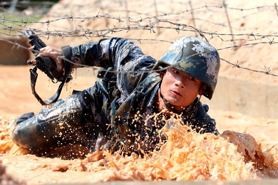 Extreme physical training is a routine for the Marine Corps.  (PHOTO/CHINA DAILY)