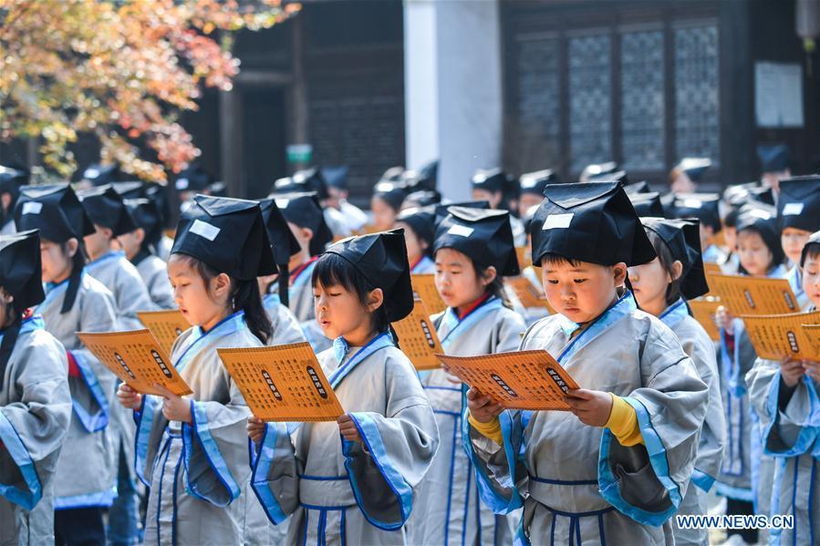 Students read classics of Chinese literature at a pramiry school in Changxing County, east China\'s Zhejiang Province, Oct. 23, 2018. (Xinhua/Xu Yu)