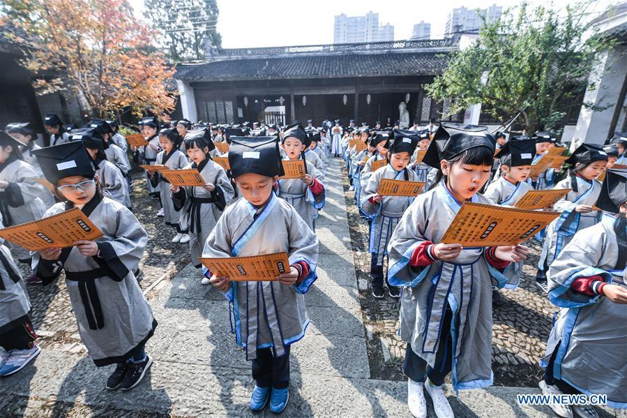 Students read classics of Chinese literature at a pramiry school in Changxing County, east China\'s Zhejiang Province, Oct. 23, 2018. (Xinhua/Xu Yu)