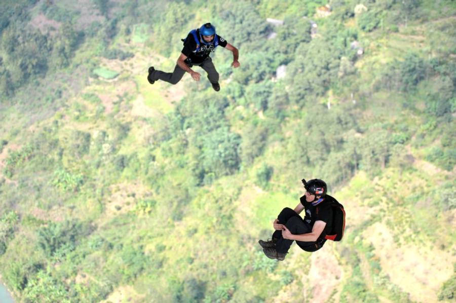 Two base jumpers take part in the 2018 China Anshun Balinghe Bridge International Base Jumping Tournament in Anshun city of Guizhou Province on Oct. 20. (Photo provided to chinadaily.com.cn)

The 2018 China Anshun Balinghe Bridge International Base Jumping Tournament was held in Southwest China\'s Guizhou province on Oct 20, with 30 athletes from 13 countries and regions participating in the event.

The Balinghe Bridge, 1,088 meters long and 370 meters high, is the highest bridge in the world to host a base jumping event.