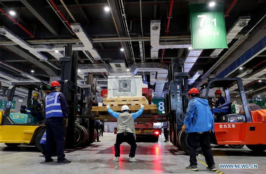 Workers lift the components of Taurus milling machine in Shanghai, east China, Oct. 22, 2018. Preliminary assembly of the milling machine, which will be the largest exhibit to be on show at China\'s upcoming import expo, was finished here on Monday. The exhibit is expected to cover 200 square meters of exhibiting space during the expo, which is scheduled to be held in Shanghai on Nov. 5-10. (Xinhua/Fang Zhe)