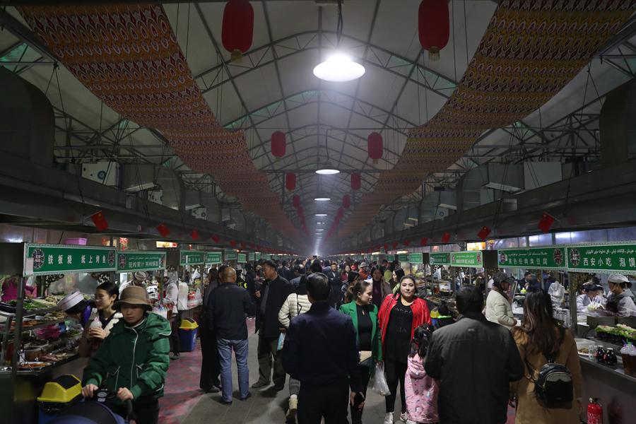 The night food market in Hotan city in Northwest China\'s Xinjiang Uygur autonomous region, Oct. 22, 2018.  (Photo/chinadaily.com.cn)