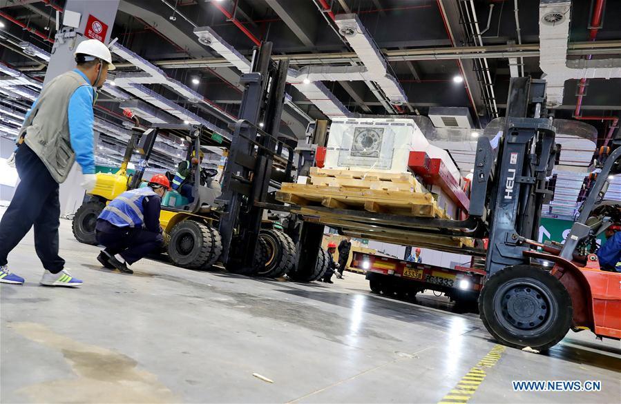 Workers lift the components of Taurus milling machine in Shanghai, east China, Oct. 22, 2018. Preliminary assembly of the milling machine, which will be the largest exhibit to be on show at China\'s upcoming import expo, was finished here on Monday. The exhibit is expected to cover 200 square meters of exhibiting space during the expo, which is scheduled to be held in Shanghai on Nov. 5-10. (Xinhua/Fang Zhe)