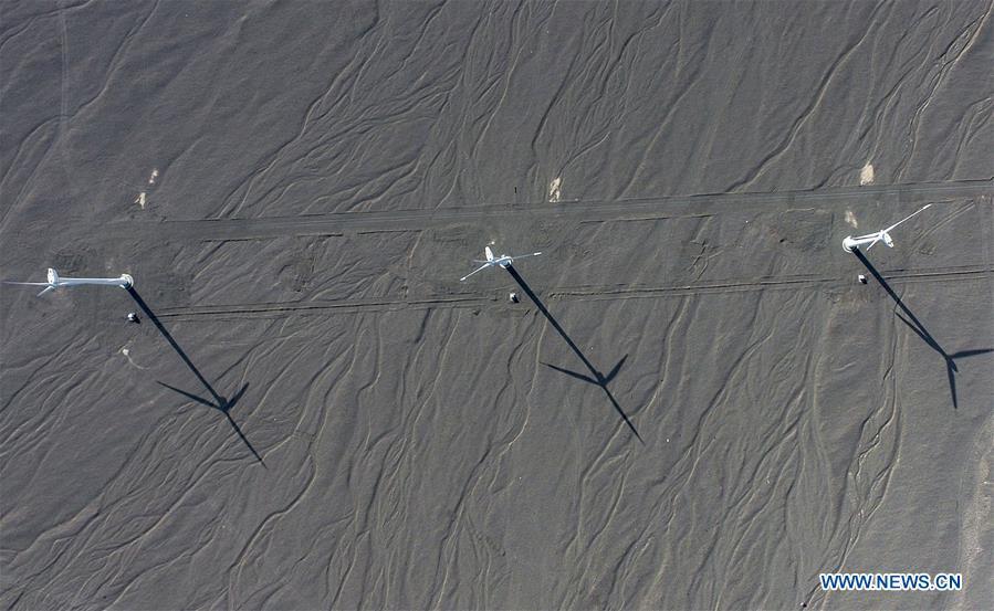 Aerial photo taken on Sept. 22, 2018 shows a wind power plant in Turpan, northwest China\'s Xinjiang Uygur Autonomous Region. Xinjiang has seen a surge in the electricity generation from clean energy. According to State Grid Xinjiang Electric Power Co., Ltd., wind and solar power generated 27.81 billion and 9.07 billion kilowatt hours (kwh) of electricity, respectively, in the first nine months of 2018 in the region. With abundant wind and solar resources, Xinjiang is a pioneer in using new energy in China, with installed new-energy capacity having exceeded 27 million kilowatts so far. (Xinhua/Zhao Ge)
