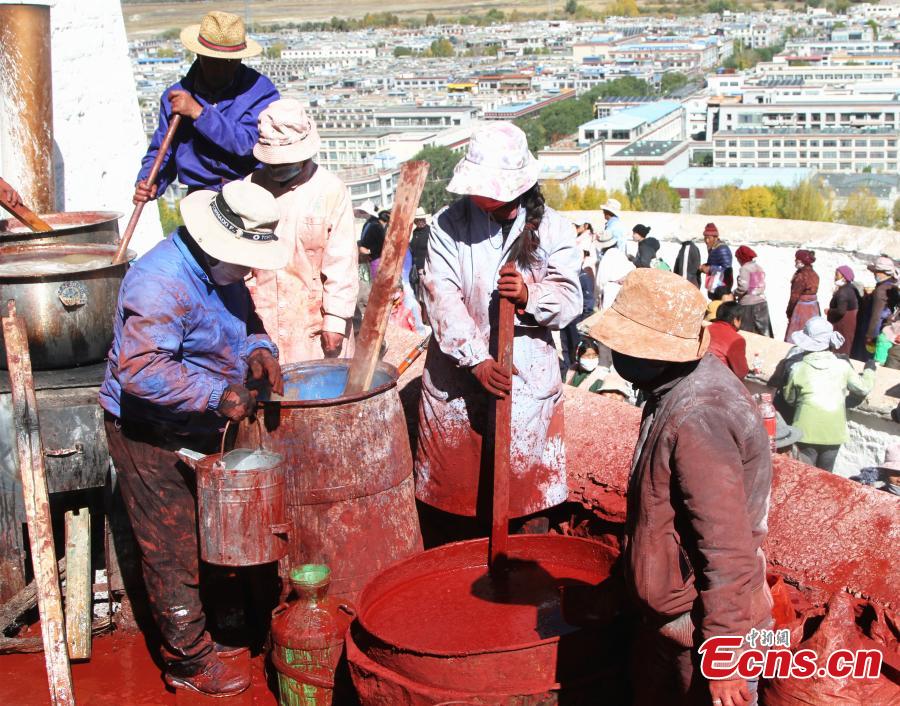 <?php echo strip_tags(addslashes(Workers paint the Red Palace, part of the Potala Palace, during annual renovation work following the end of the rainy season in Lhasa, Southwest China’s Tibet Autonomous Region, Oct. 23, 2018. The painting work will take one week. (Photo: China News Service/Zhao yan))) ?>