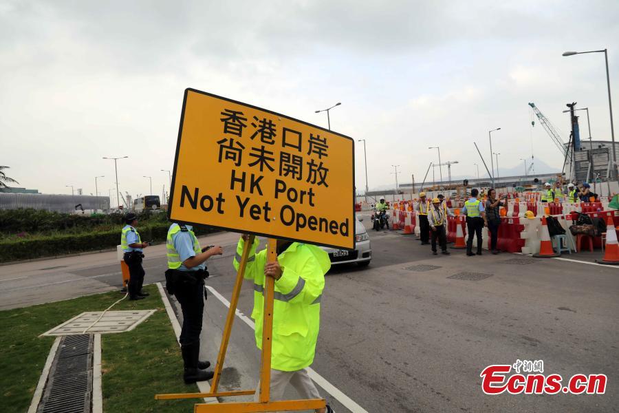 <?php echo strip_tags(addslashes(A coach from Kwoon Chung Bus starts the first ride over the Hong Kong-Zhuhai-Macao Bridge in Hong Kong, Oct. 24, 2018. (Photo: China News Service/Xie Guanglei))) ?>