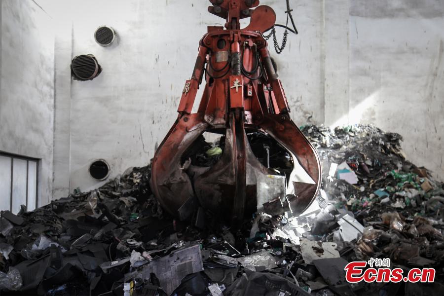 Tianjin Customs start to clear away imported garbage previously kept in the port, Oct. 23, 2018. The waste was incinerated. (Photo: China News Service/Wu Shiqi)