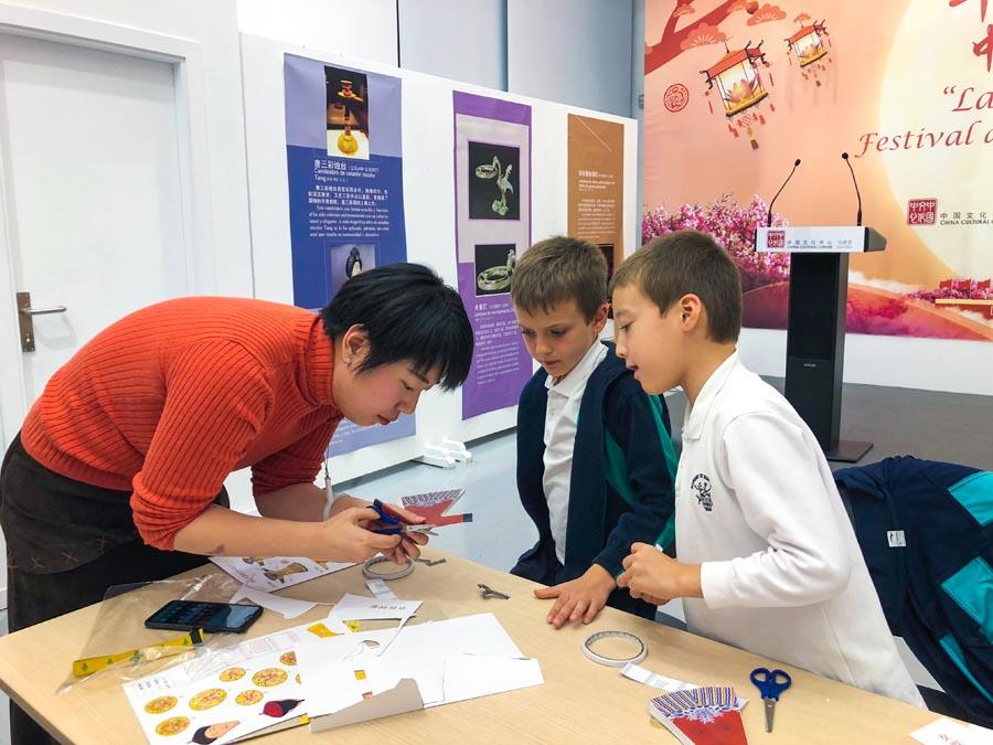 <?php echo strip_tags(addslashes(Children learn to make handcrafts at the China Cultural Center in Madrid, Oct 20, 2018.(Photo/Chinaculture.org))) ?>