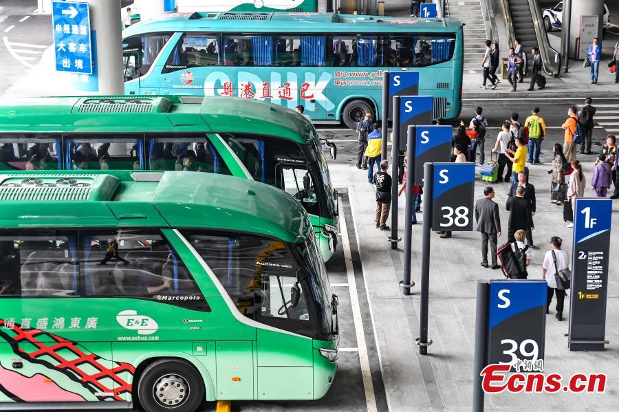 Coaches at the Zhuhai Port of the Hong Kong-Zhuhai-Macao Bridge, Octo. 24, 2018. (Photo: China News Service/ Chen Jimin)