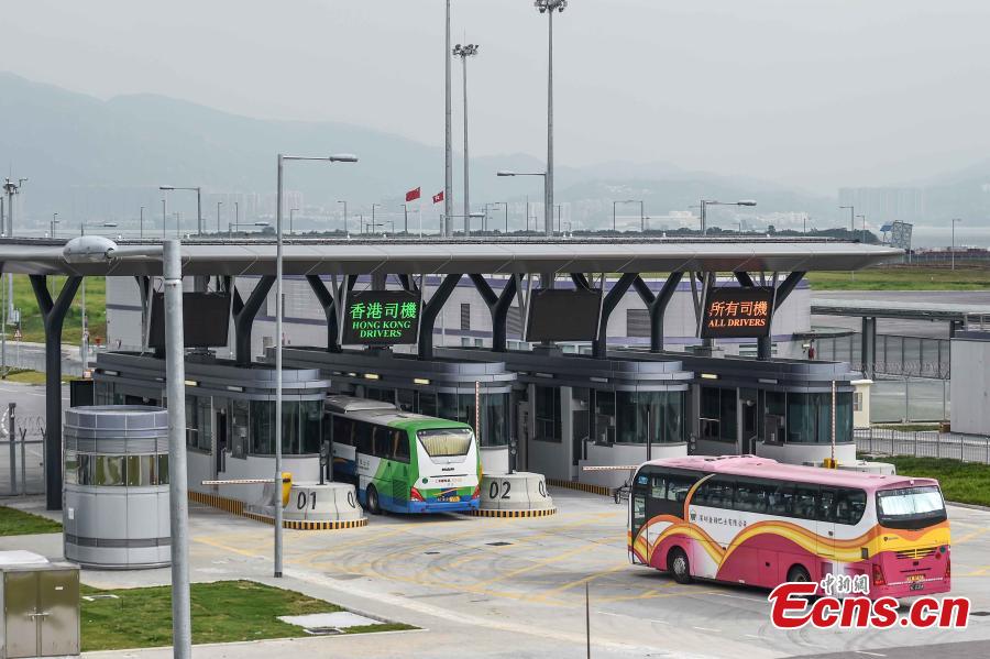 The first coach from Hong Kong drives toward the Zhuhai-Hong Kong-Macao Bridge, Oct. 24, 2018. (Photo: China News Service/Sheung Man Mak)