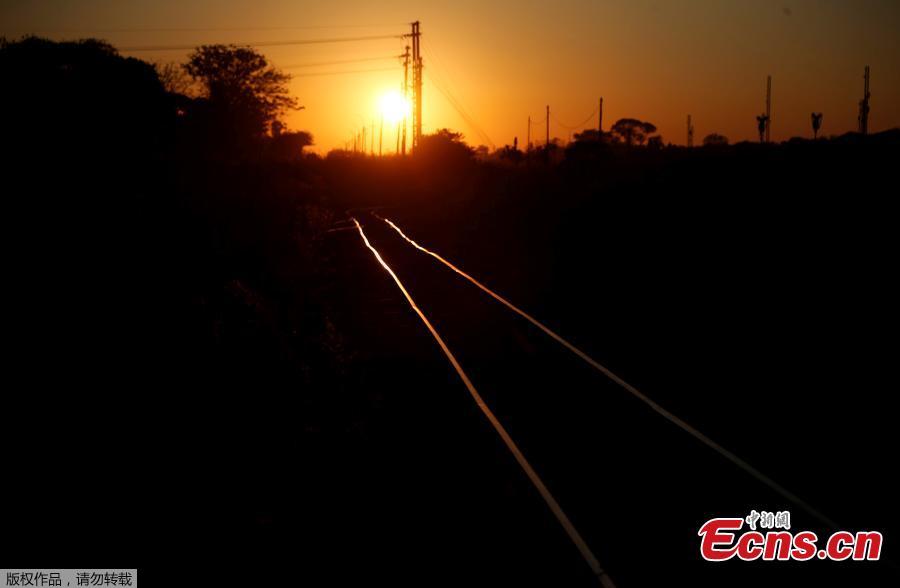 The National Railways of Zimbabwe has suffered from a decade-long economic recession in the country and is seriously indebted. Due to neglect of maintenance and a lack of spare parts, only part of the railway network remains in good condition. Steam locomotives, although capable of speeds of just 25 to 30 kilometers per hour, have been reintroduced since 2004 as coal is in relatively good supply. The country has approved a plan to recapitalize its rail operations. (Photo/Agencies)