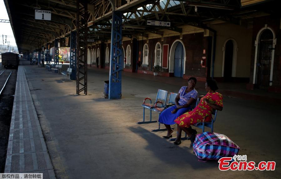 The National Railways of Zimbabwe has suffered from a decade-long economic recession in the country and is seriously indebted. Due to neglect of maintenance and a lack of spare parts, only part of the railway network remains in good condition. Steam locomotives, although capable of speeds of just 25 to 30 kilometers per hour, have been reintroduced since 2004 as coal is in relatively good supply. The country has approved a plan to recapitalize its rail operations. (Photo/Agencies)